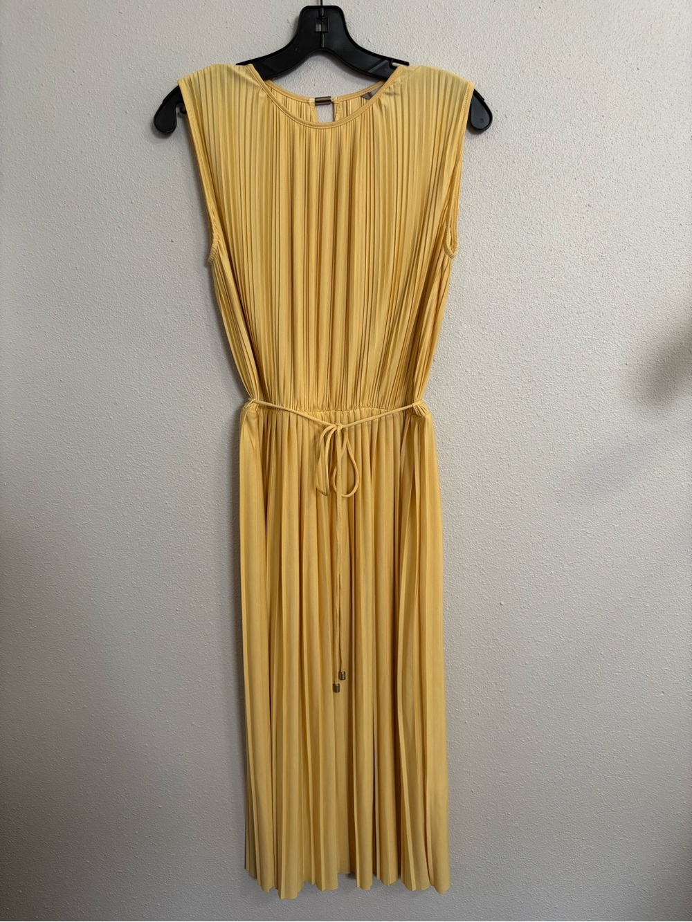 H&M Yellow Pleated Sleeveless Midi Dress